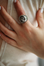 Load image into Gallery viewer, Aesa La Vidente Signet Ring
