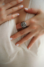 Load image into Gallery viewer, Aesa La Vidente Signet Ring
