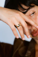 Load image into Gallery viewer, 1980’s Curving Three Diamond Ring
