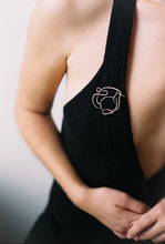 Load image into Gallery viewer, Mid-Century Abstract Squiggle Brooch
