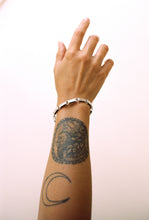 Load image into Gallery viewer, Casa Spratling Single Link Ribbon Bracelet
