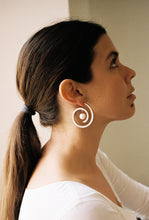 Load image into Gallery viewer, Brushed Spiral Hoops with Pearl Drops
