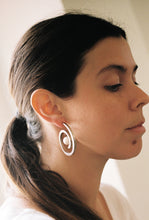 Load image into Gallery viewer, Brushed Spiral Hoops with Pearl Drops
