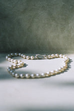 Load image into Gallery viewer, Pearl Hook Necklace in Silver
