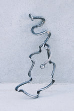 Load image into Gallery viewer, 1965 Veikko Hamara Wirework Pendant
