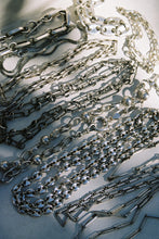 Load image into Gallery viewer, Twisted Wire Link Chain with Circle Details
