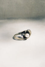 Load image into Gallery viewer, Mid-Century Swooping Pearl Ring
