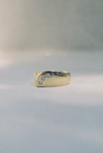 Load image into Gallery viewer, 1980’s Curving Three Diamond Ring
