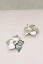 Load image into Gallery viewer, Abstract Flower Earrings
