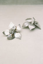 Load image into Gallery viewer, Abstract Flower Earrings
