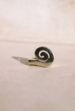 Load image into Gallery viewer, 90's Deadstock Spiral Top Ring
