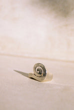 Load image into Gallery viewer, 90's Deadstock Spiral Top Ring
