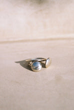 Load image into Gallery viewer, Modernist Twisted Nailhead Ring
