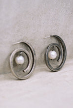 Load image into Gallery viewer, Brushed Spiral Hoops with Pearl Drops
