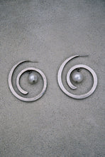 Load image into Gallery viewer, Brushed Spiral Hoops with Pearl Drops
