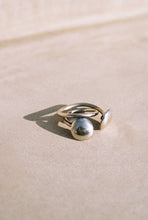 Load image into Gallery viewer, Modernist Twisted Nailhead Ring
