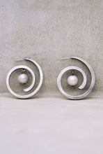 Load image into Gallery viewer, Brushed Spiral Hoops with Pearl Drops
