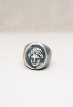 Load image into Gallery viewer, Aesa La Vidente Signet Ring
