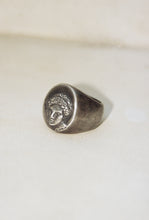 Load image into Gallery viewer, Aesa La Vidente Signet Ring
