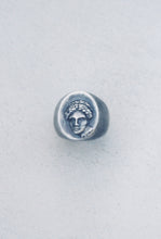 Load image into Gallery viewer, Aesa La Vidente Signet Ring
