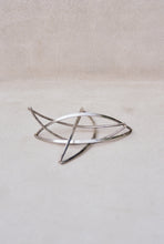 Load image into Gallery viewer, Wire Linked Modernist Bangle
