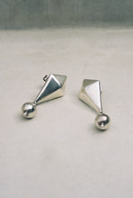 Load image into Gallery viewer, Casa Spratling Kite Earrings
