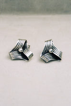 Load image into Gallery viewer, Casa Spratling Twisted Ribbon Earrings
