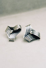 Load image into Gallery viewer, Casa Spratling Twisted Ribbon Earrings
