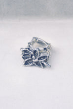 Load image into Gallery viewer, Chunky Brutalist Flower Ring
