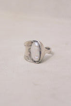 Load image into Gallery viewer, Artist Signed Asymmetric Pearl Shield Ring
