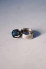 Load image into Gallery viewer, Kupittaan Kulta Moss Agate Sphere Ring
