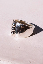Load image into Gallery viewer, Casa Spratling Triple Ball Dome Ring
